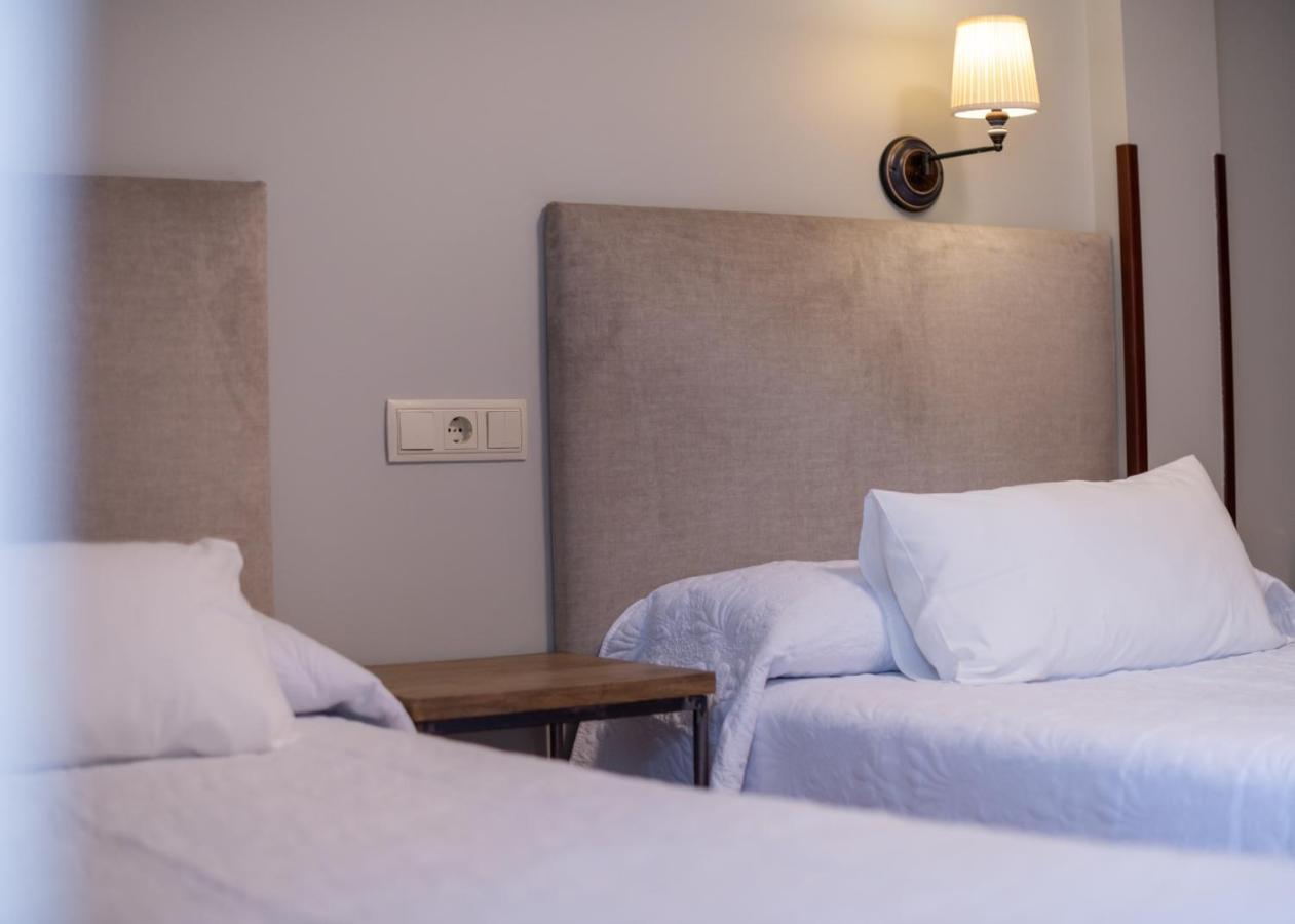 Logis Hotel Restaurante La Casa De Juansabeli اريناس دي كابراليس المظهر الخارجي الصورة