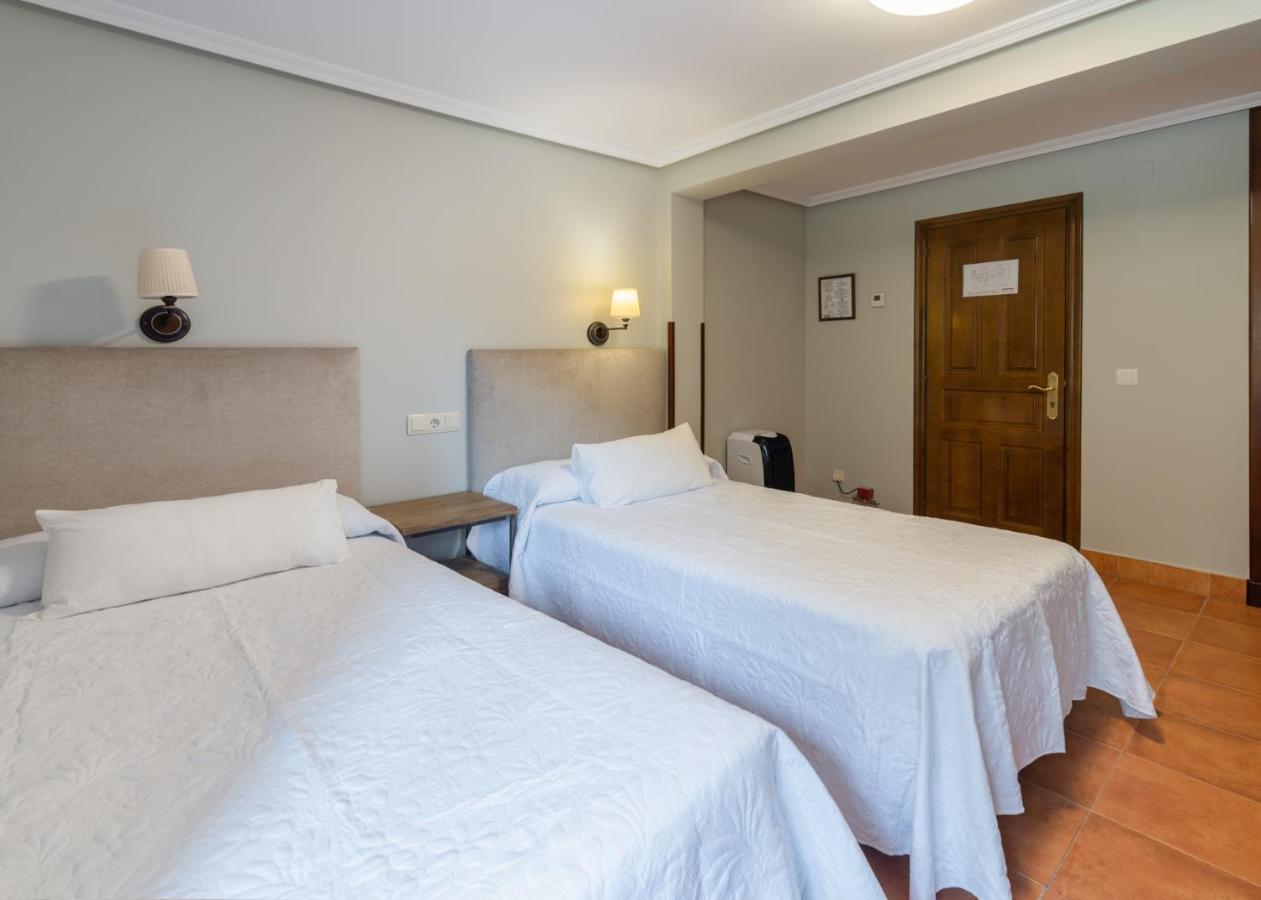 Logis Hotel Restaurante La Casa De Juansabeli اريناس دي كابراليس المظهر الخارجي الصورة