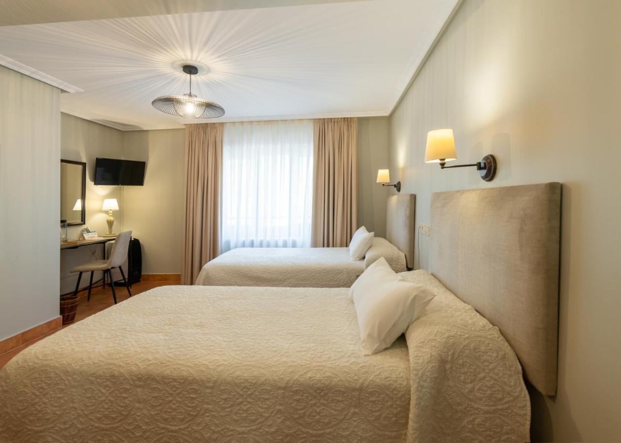 Logis Hotel Restaurante La Casa De Juansabeli اريناس دي كابراليس المظهر الخارجي الصورة