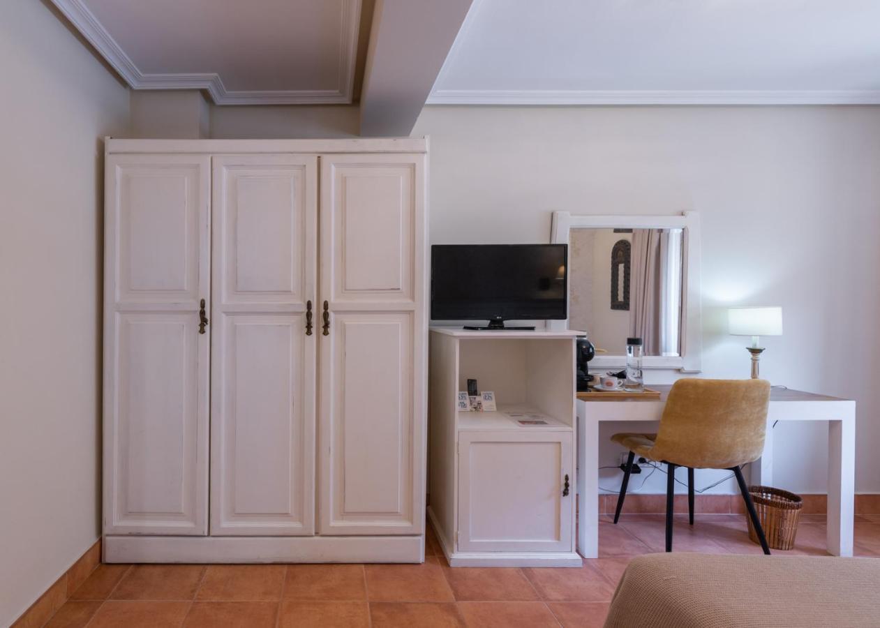 Logis Hotel Restaurante La Casa De Juansabeli اريناس دي كابراليس المظهر الخارجي الصورة