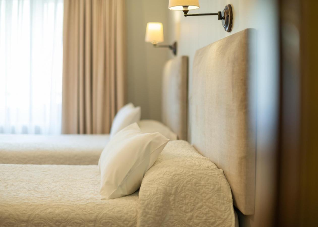 Logis Hotel Restaurante La Casa De Juansabeli اريناس دي كابراليس المظهر الخارجي الصورة