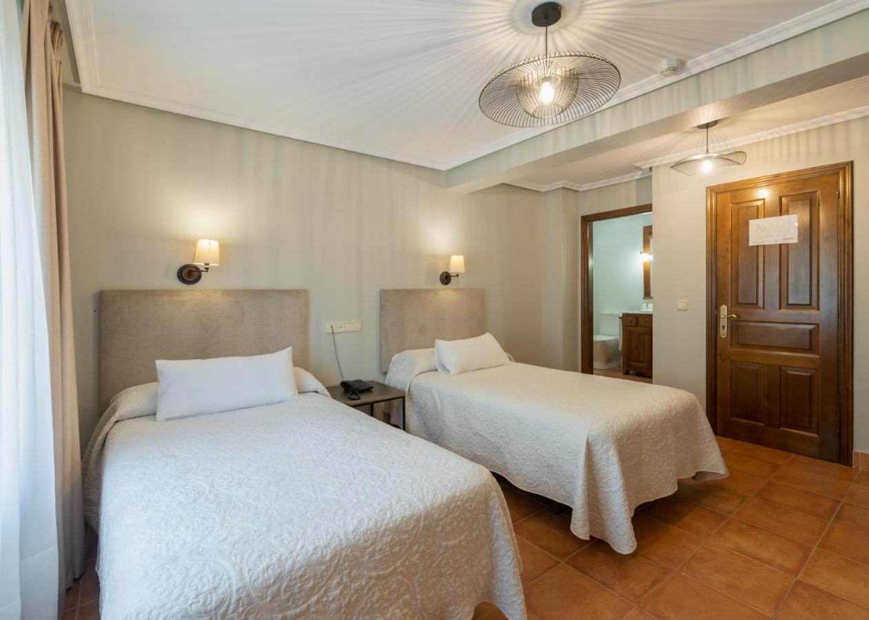 Logis Hotel Restaurante La Casa De Juansabeli اريناس دي كابراليس المظهر الخارجي الصورة