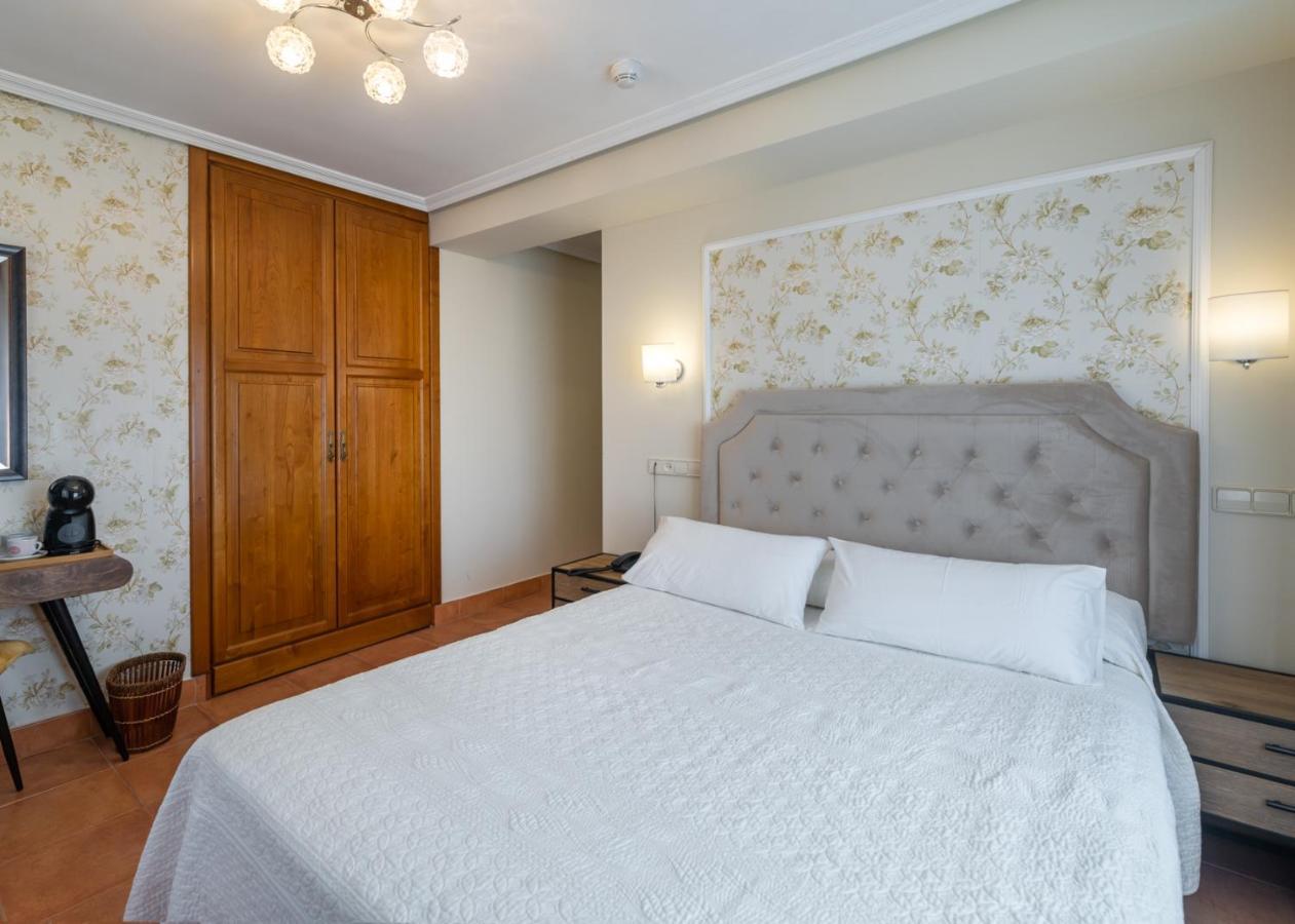 Logis Hotel Restaurante La Casa De Juansabeli اريناس دي كابراليس المظهر الخارجي الصورة