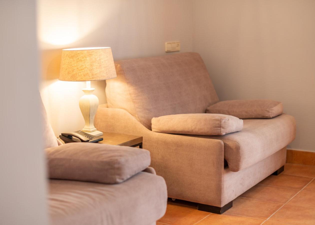 Logis Hotel Restaurante La Casa De Juansabeli اريناس دي كابراليس المظهر الخارجي الصورة