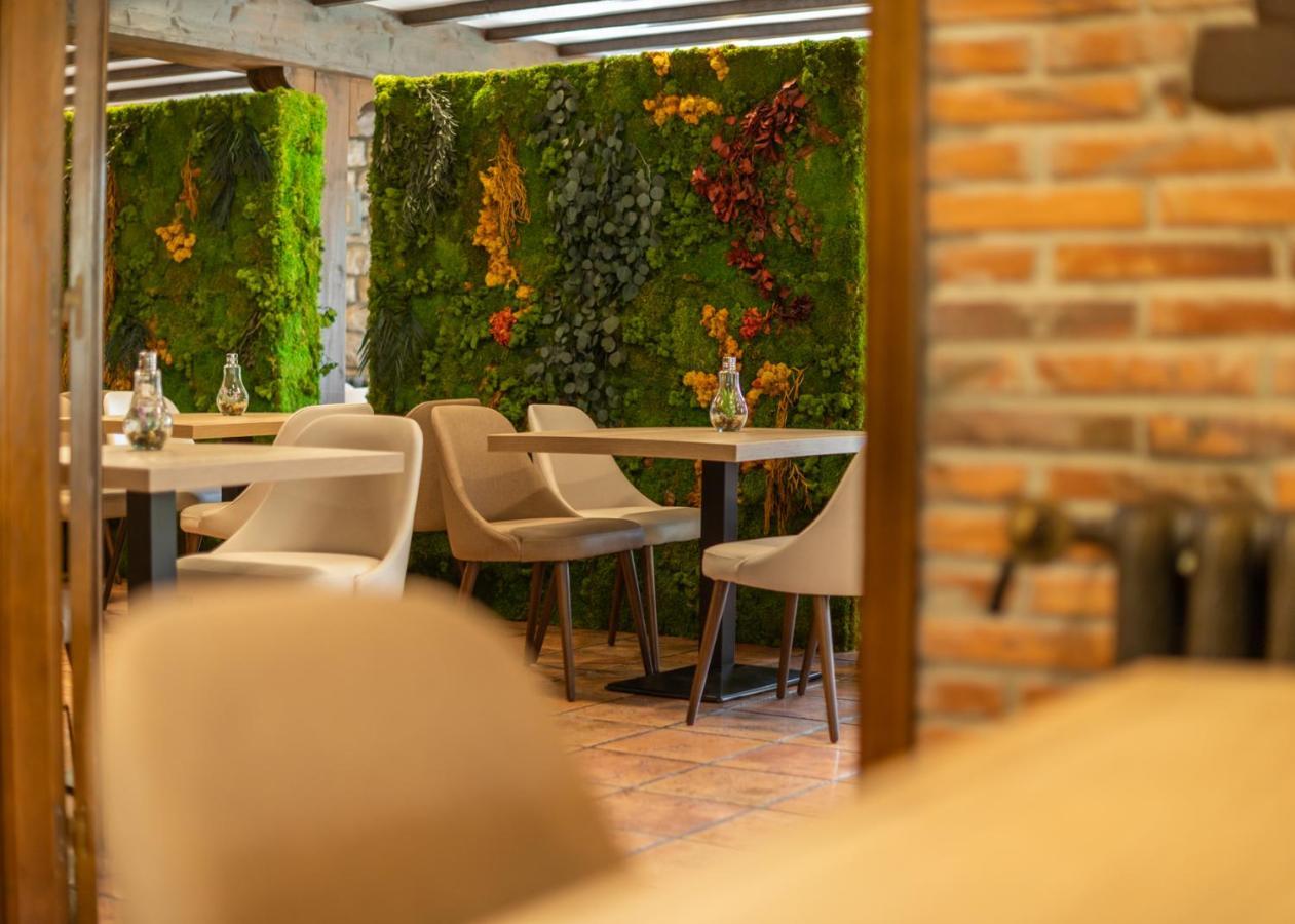 Logis Hotel Restaurante La Casa De Juansabeli اريناس دي كابراليس المظهر الخارجي الصورة