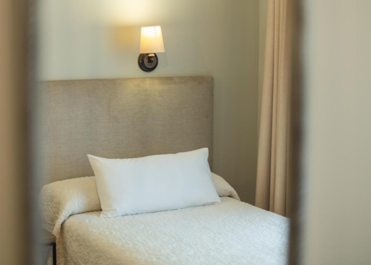 Logis Hotel Restaurante La Casa De Juansabeli اريناس دي كابراليس المظهر الخارجي الصورة