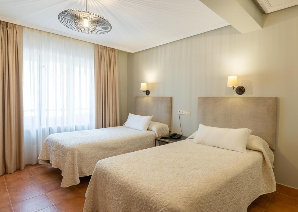 Logis Hotel Restaurante La Casa De Juansabeli اريناس دي كابراليس المظهر الخارجي الصورة