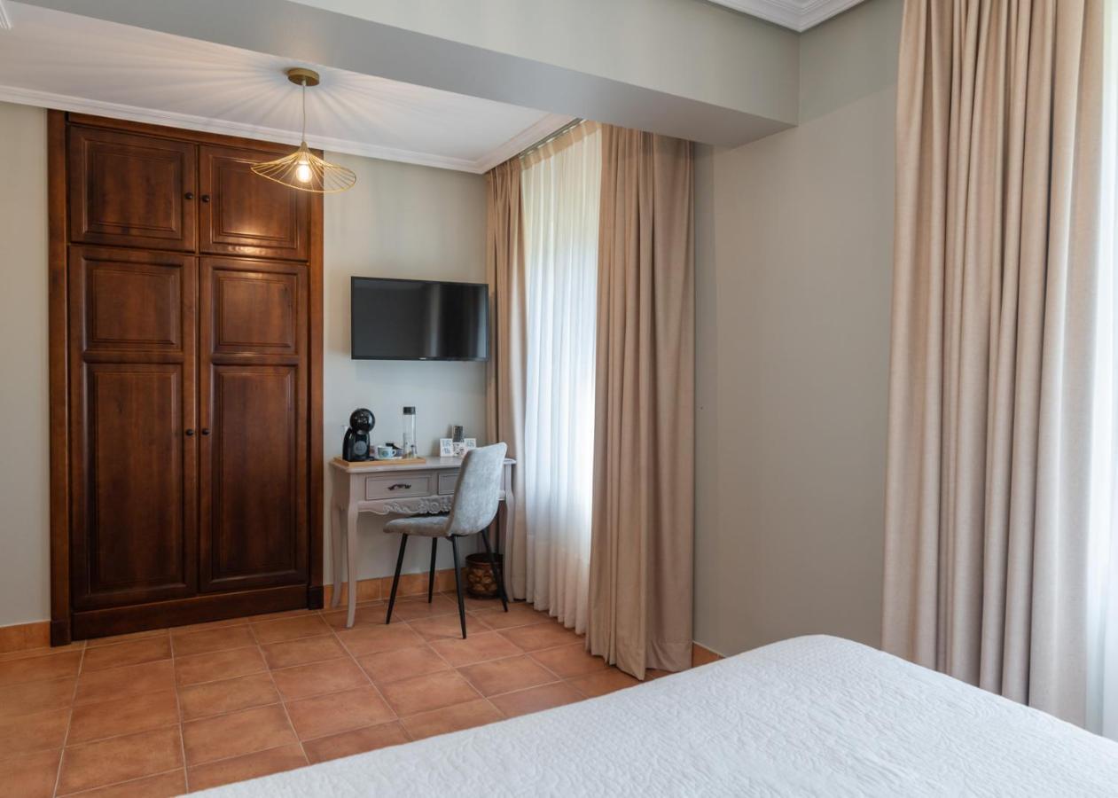 Logis Hotel Restaurante La Casa De Juansabeli اريناس دي كابراليس المظهر الخارجي الصورة