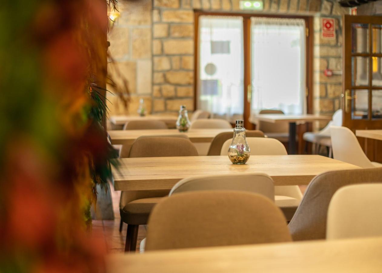 Logis Hotel Restaurante La Casa De Juansabeli اريناس دي كابراليس المظهر الخارجي الصورة