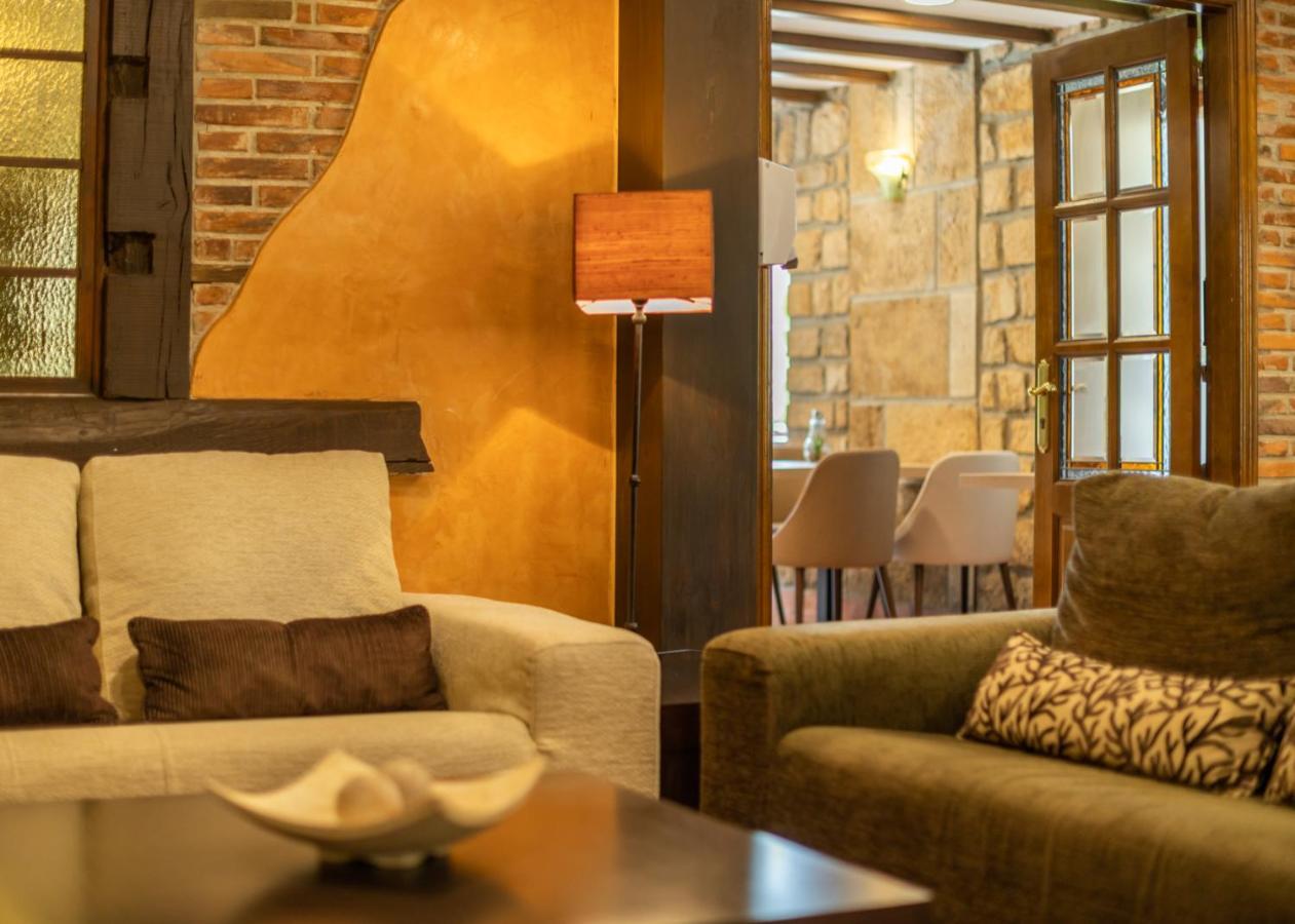 Logis Hotel Restaurante La Casa De Juansabeli اريناس دي كابراليس المظهر الخارجي الصورة